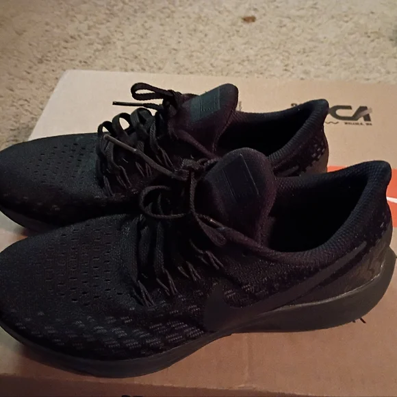 Nike Women's Sleek Black Athletic Shoes - Picture 1 of 4